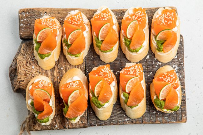 Брускетта с лососем и муссом из авокадо, 10 шт.