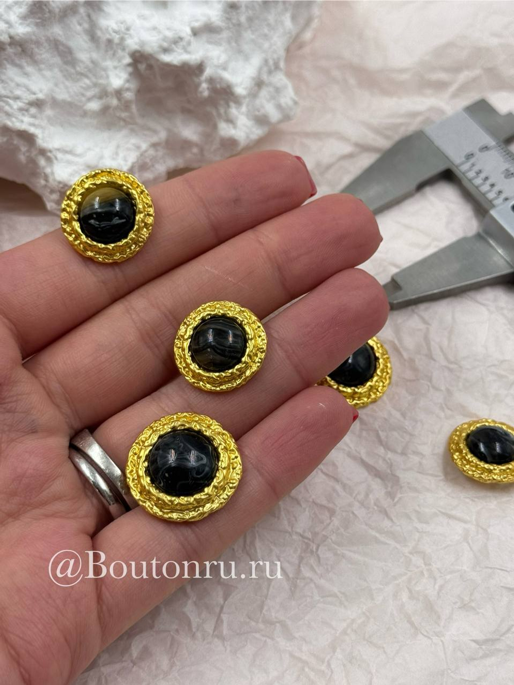 Пуговицы с матовым золотистым обрамлением и черным мраморным камнем
