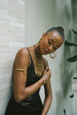 Черное платье-русалка с эффектом мерцания