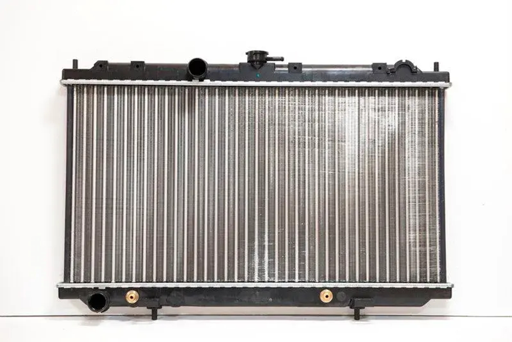 Радиатор охлаждения Nissan Primera P12