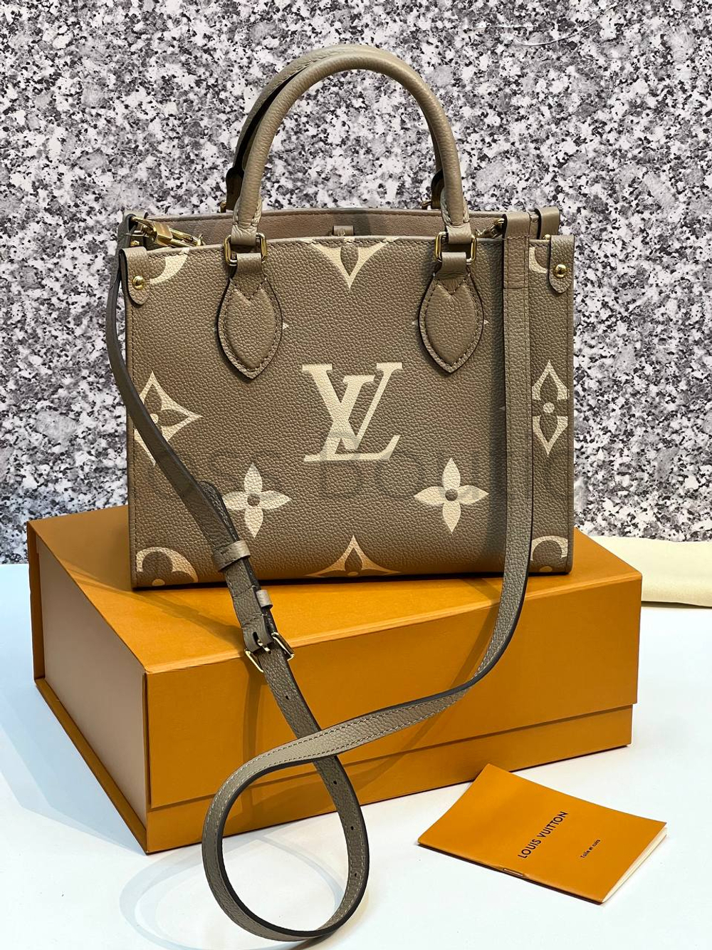 Коричневая сумка Louis Vuitton Onthego PM с узором монограм