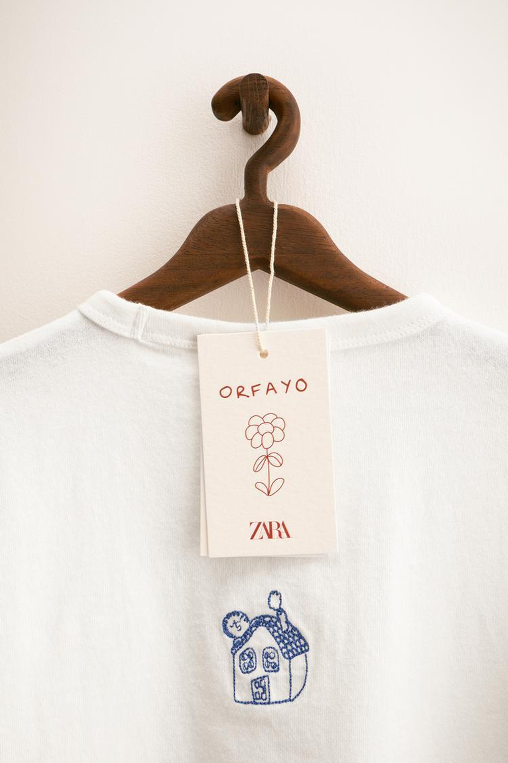 ZARA ZARA TIMELESS — ФУТБОЛКА С ВЫШИВКОЙ ORFAYO ©, БЕЛЫЙ