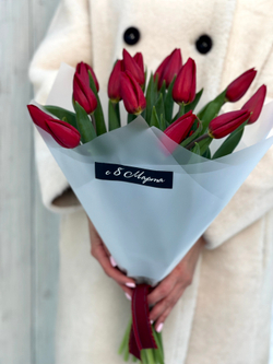 Эффектные красные тюльпаны в стильном букете от Флора Маркет