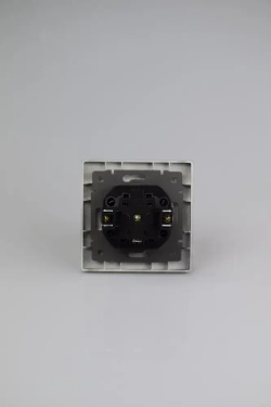 Розетка черная одинарная пластик