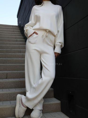 Белый трикотажный костюм из шерсти и вискозы