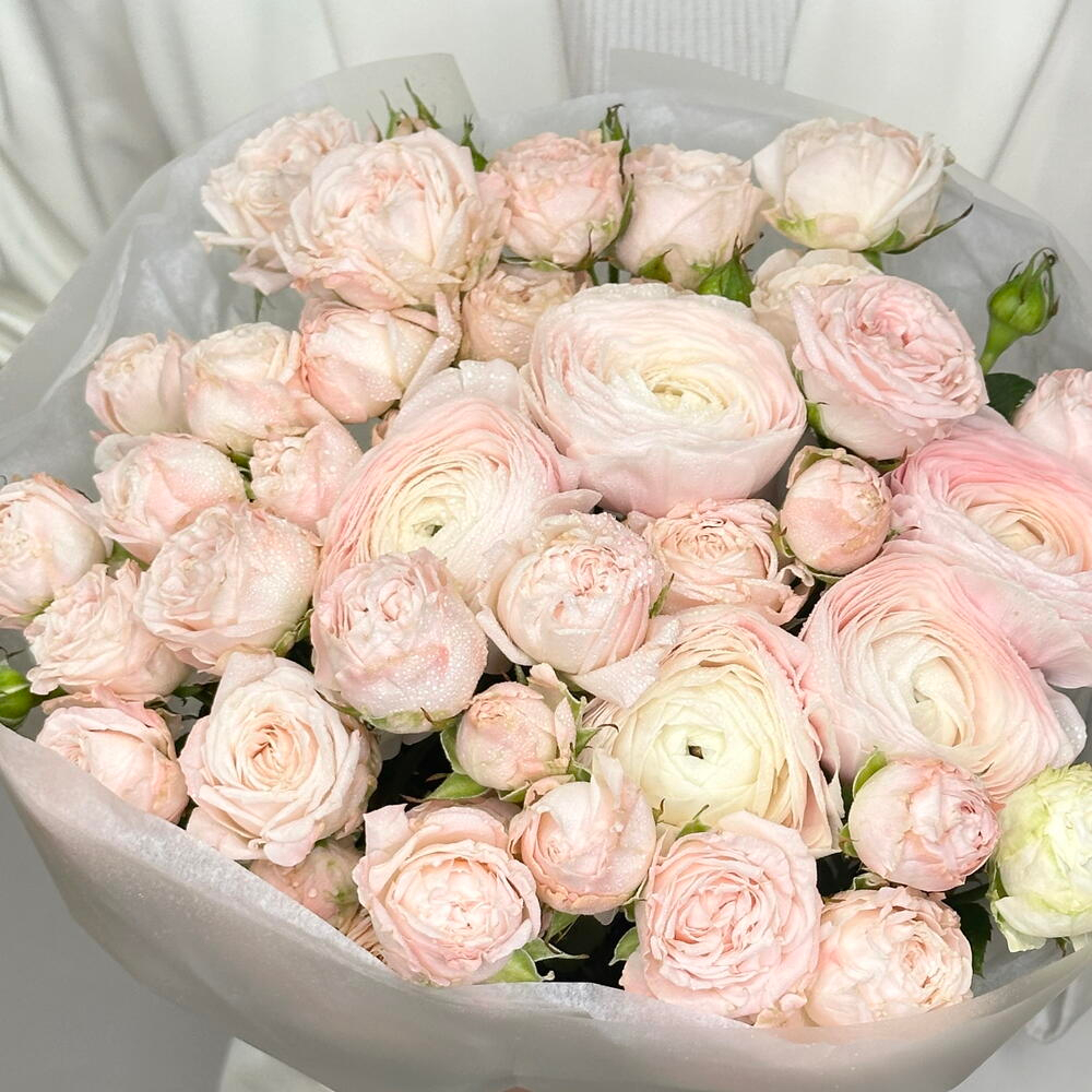 «Пудреница» букет из ранункулюсов и кустовой пионовидной розы