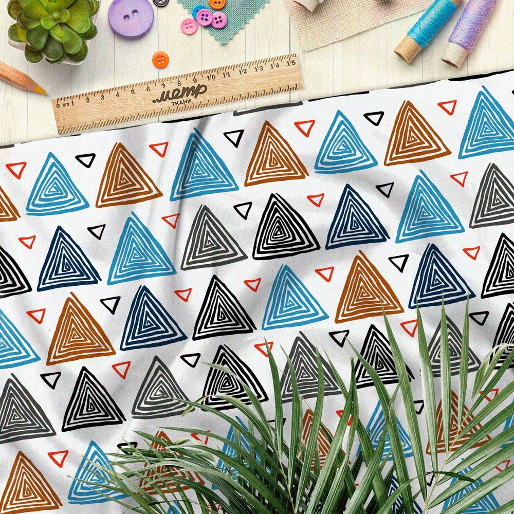 Ткань атлас разноцветные треугольники на белом фоне