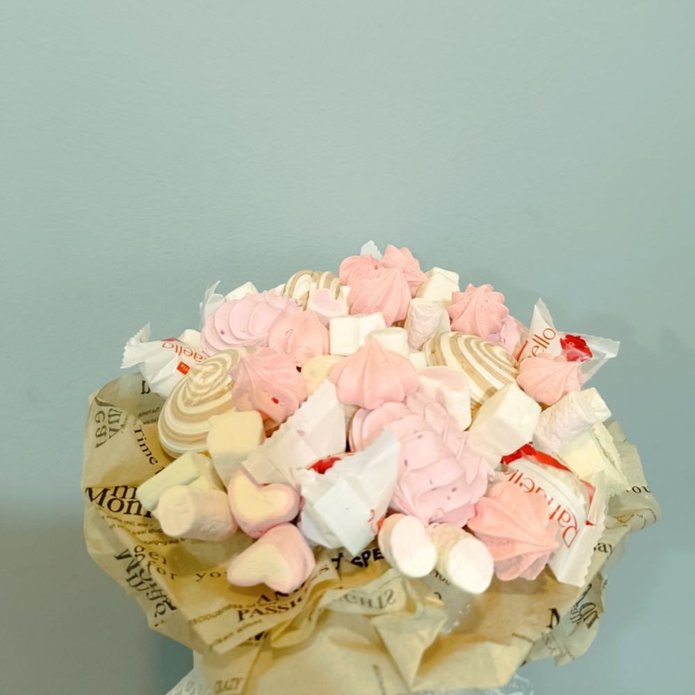 Композиция со сладостями и рафаэлло в шляпной коробке