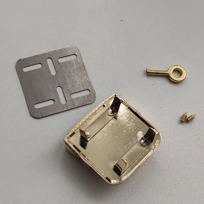 Замок-защелка портфельный на винтах 42*40 Золото