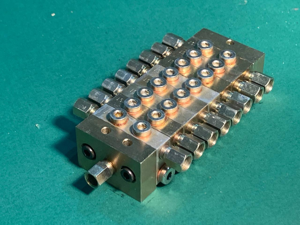 Распределитель смазки на 16 портов 4 отверстия (малый)