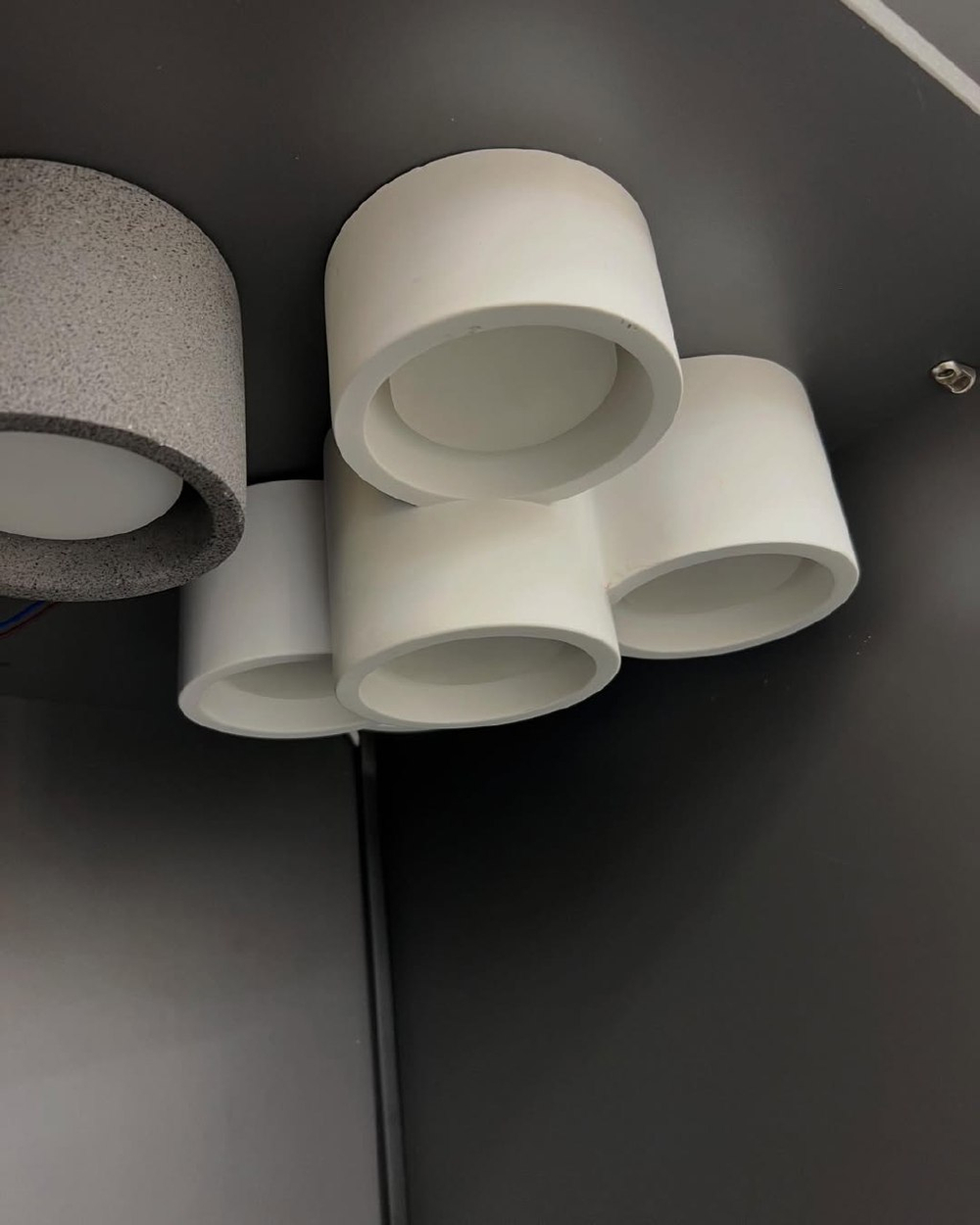 Минималистичный потолочный светильник с кластерной композицией.