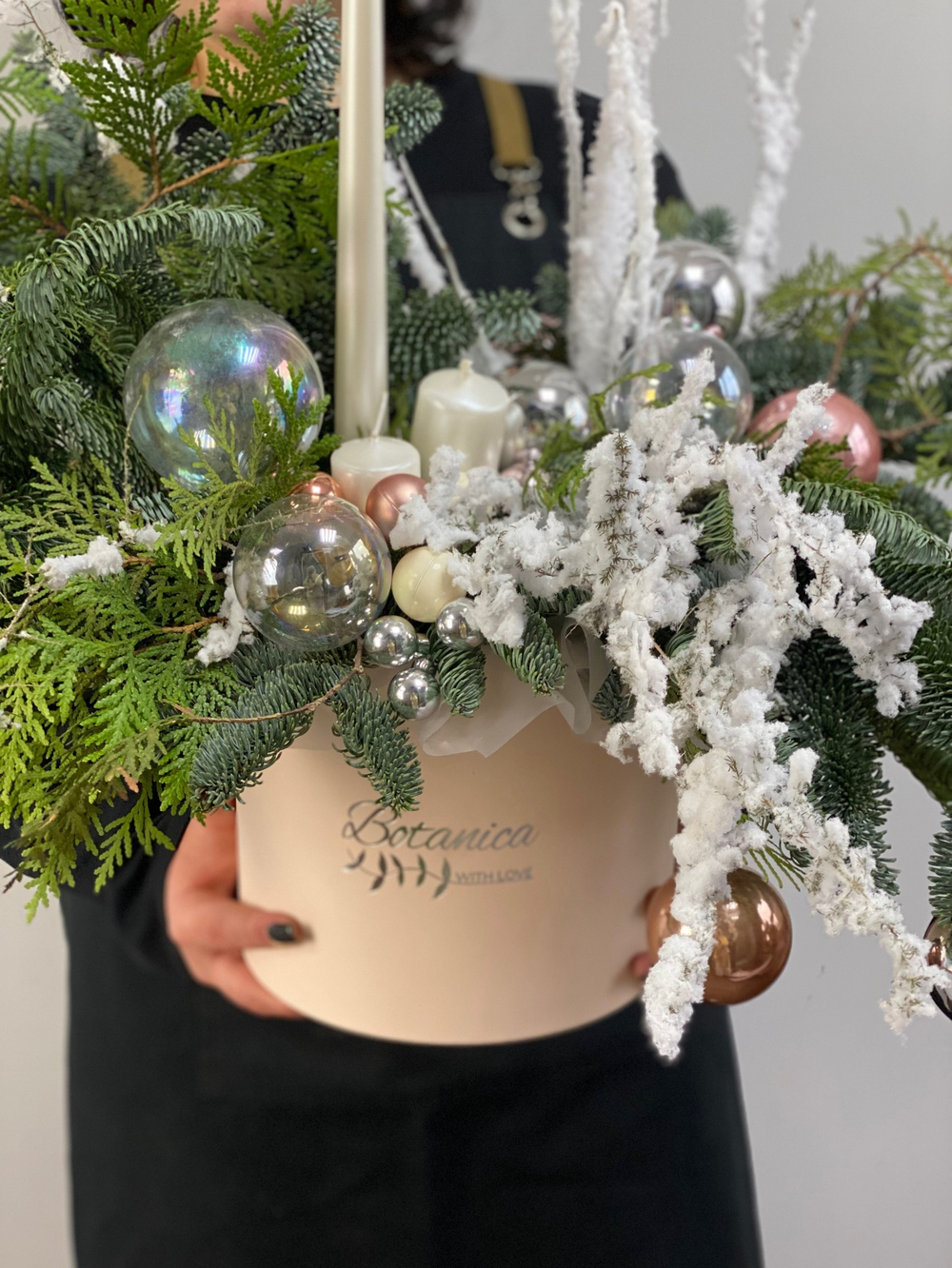 Композиция с нобилисом, туей и ёлочными игрушками 1064