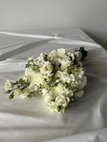 Свадебный букет из лизиантуса, маттиолы и диантусов