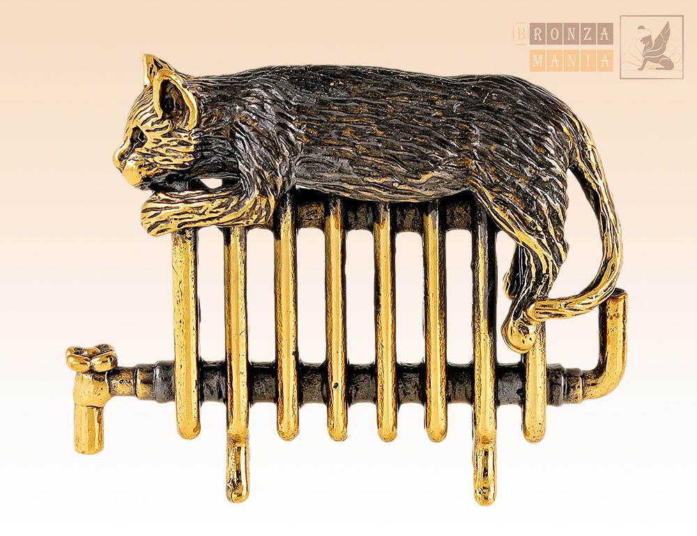 фигурка Кот на батарее