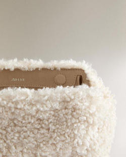 ZARA HOME КОСМЕТИЧКА СРЕДНЕГО РАЗМЕРА ИЗ ИСКУССТВЕННОГО МЕХА, ЭКРЮ