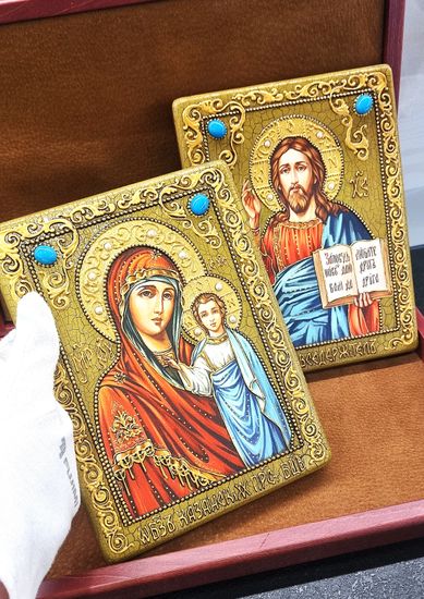 Две иконы: Казанская Божия Матерь и Господь Вседержитель 15х20. Венчальная пара.