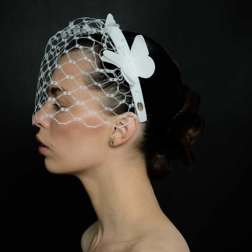 Вуаль с крупной сеткой и бабочками