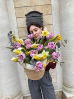 Весенняя композиция с тюльпанами