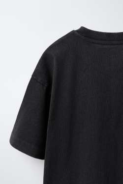 ZARA ФУТБОЛКА С ЭФФЕКТОМ ПОТЕРТОСТИ JENNIE RUBY®, АНТРАЦИТОВО-СЕРЫЙ