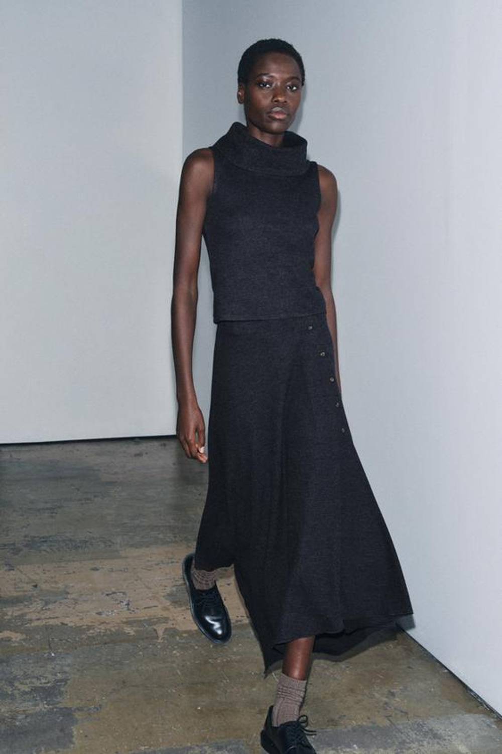 ZARA ДЛИННАЯ ЮБКА ИЗ МЯГКОЙ ТКАНИ В РУБЧИК, ТЕМНО-СЕРЫЙ