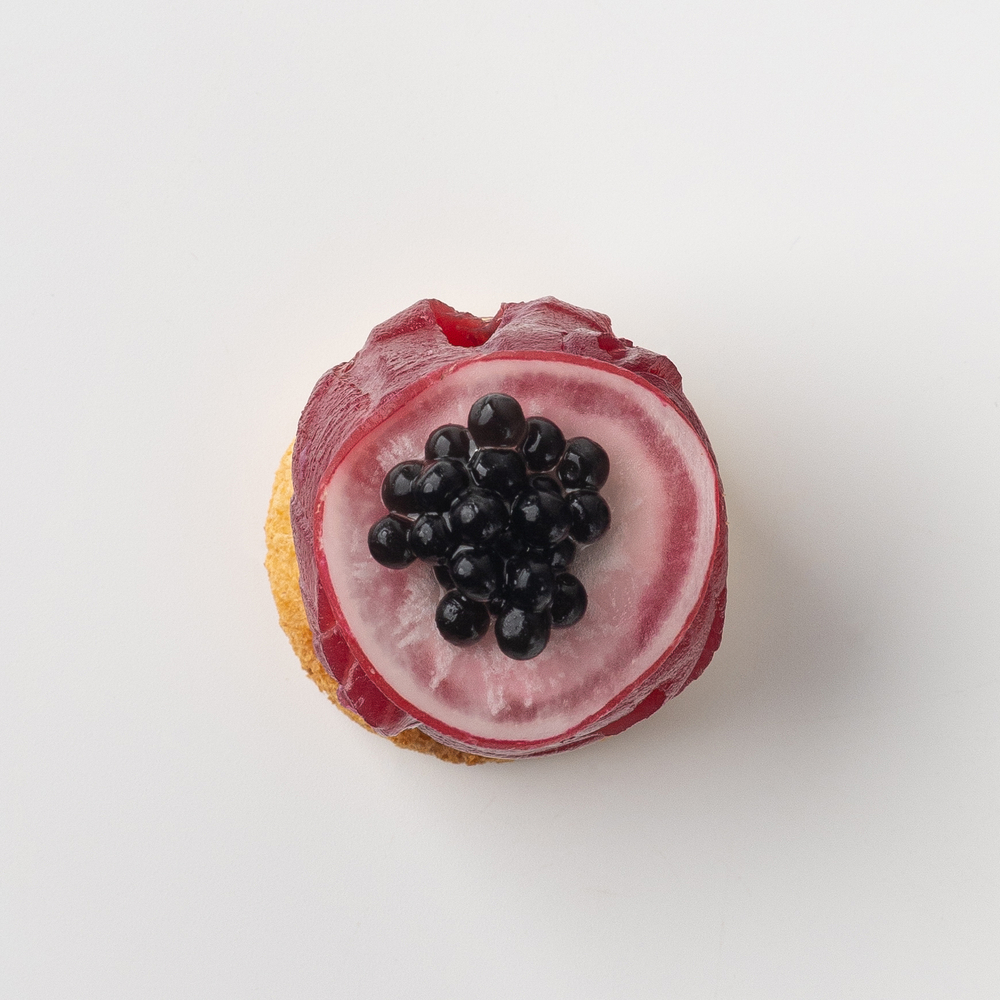 Рулетик из семги гравлакс и икрой 16 шт