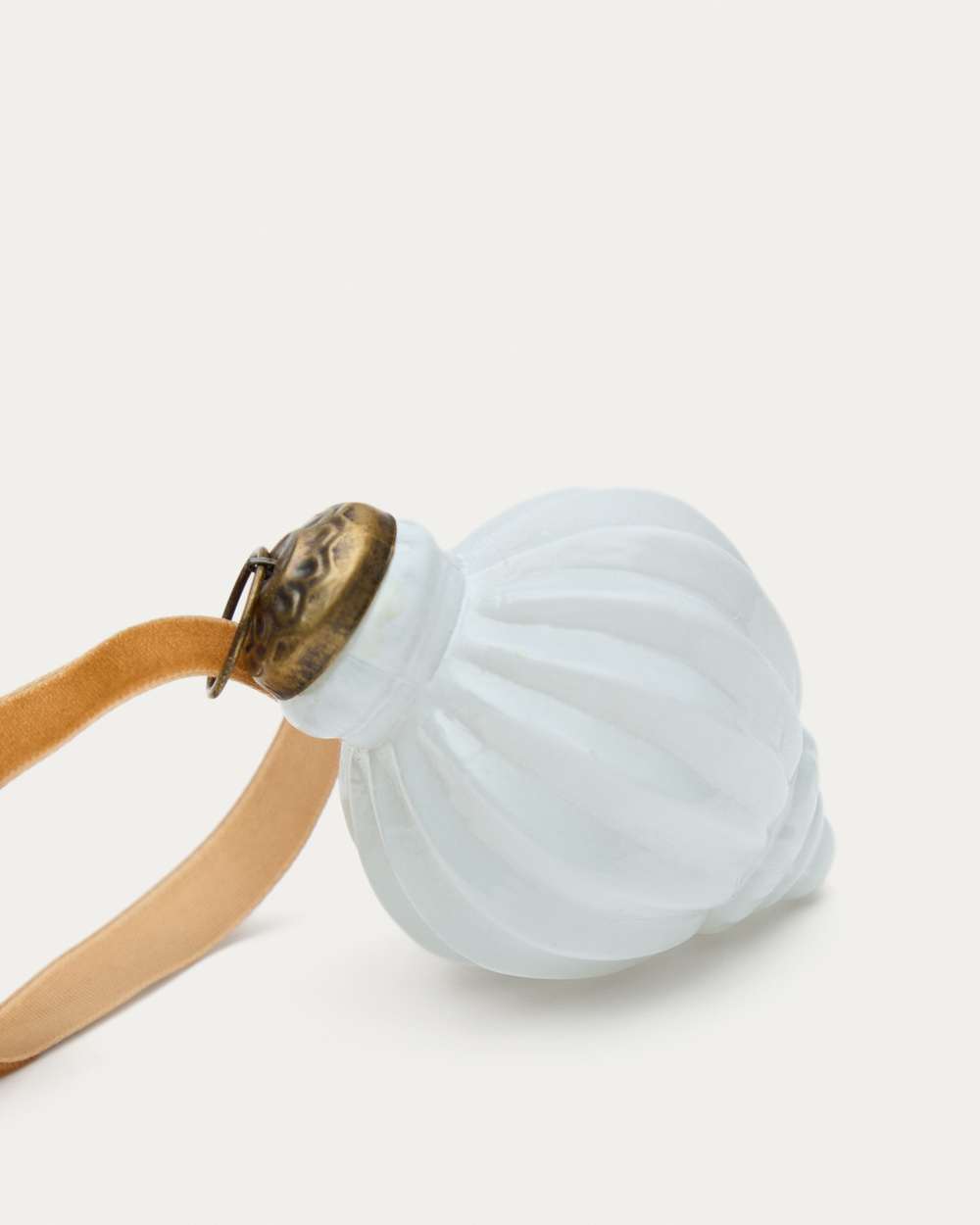 Набор из 4 рождественских шаров Irlo из белого переработанного стекла, Ø 8 см