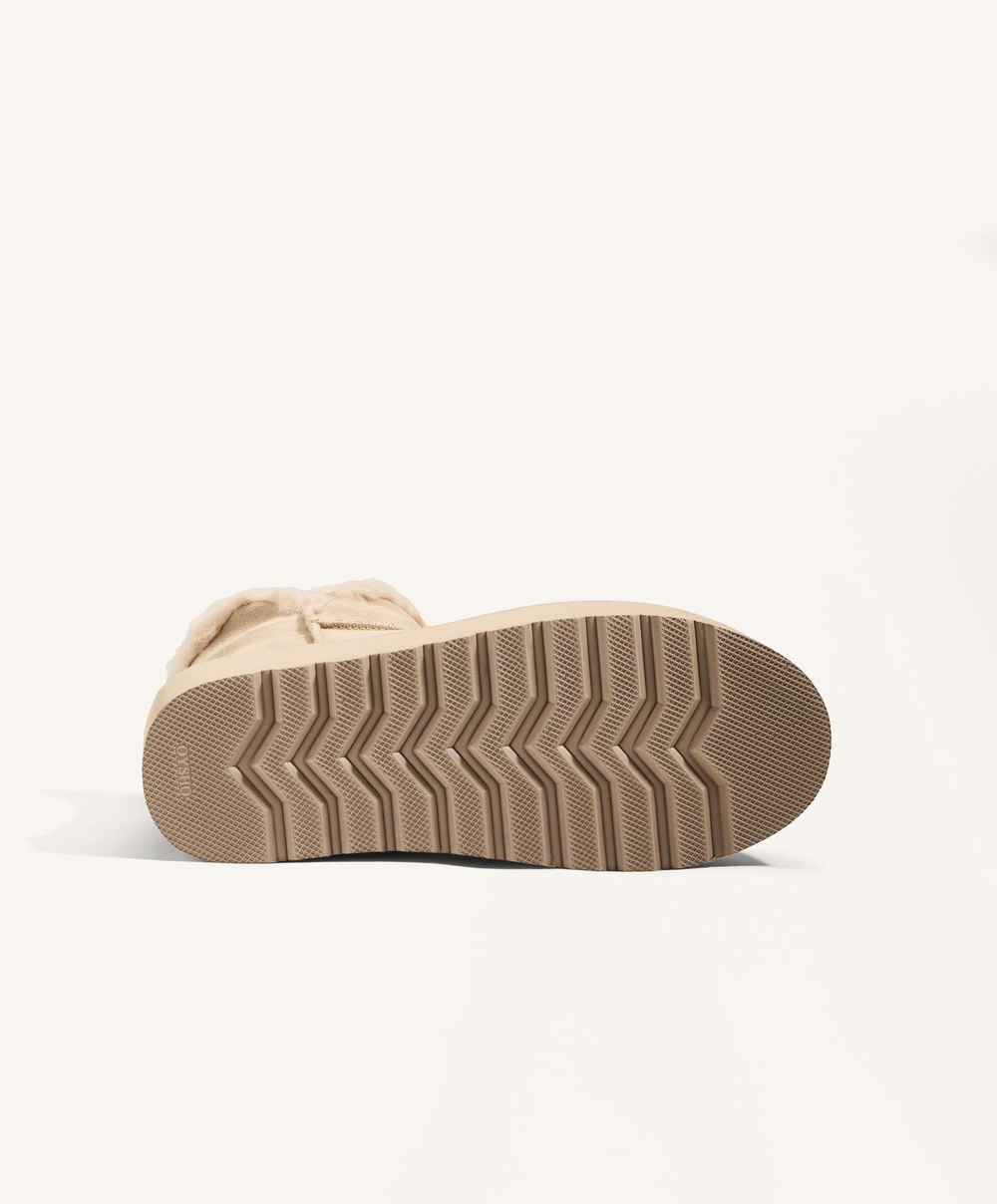 OYSHO Замшевые угги на платформе, песочный