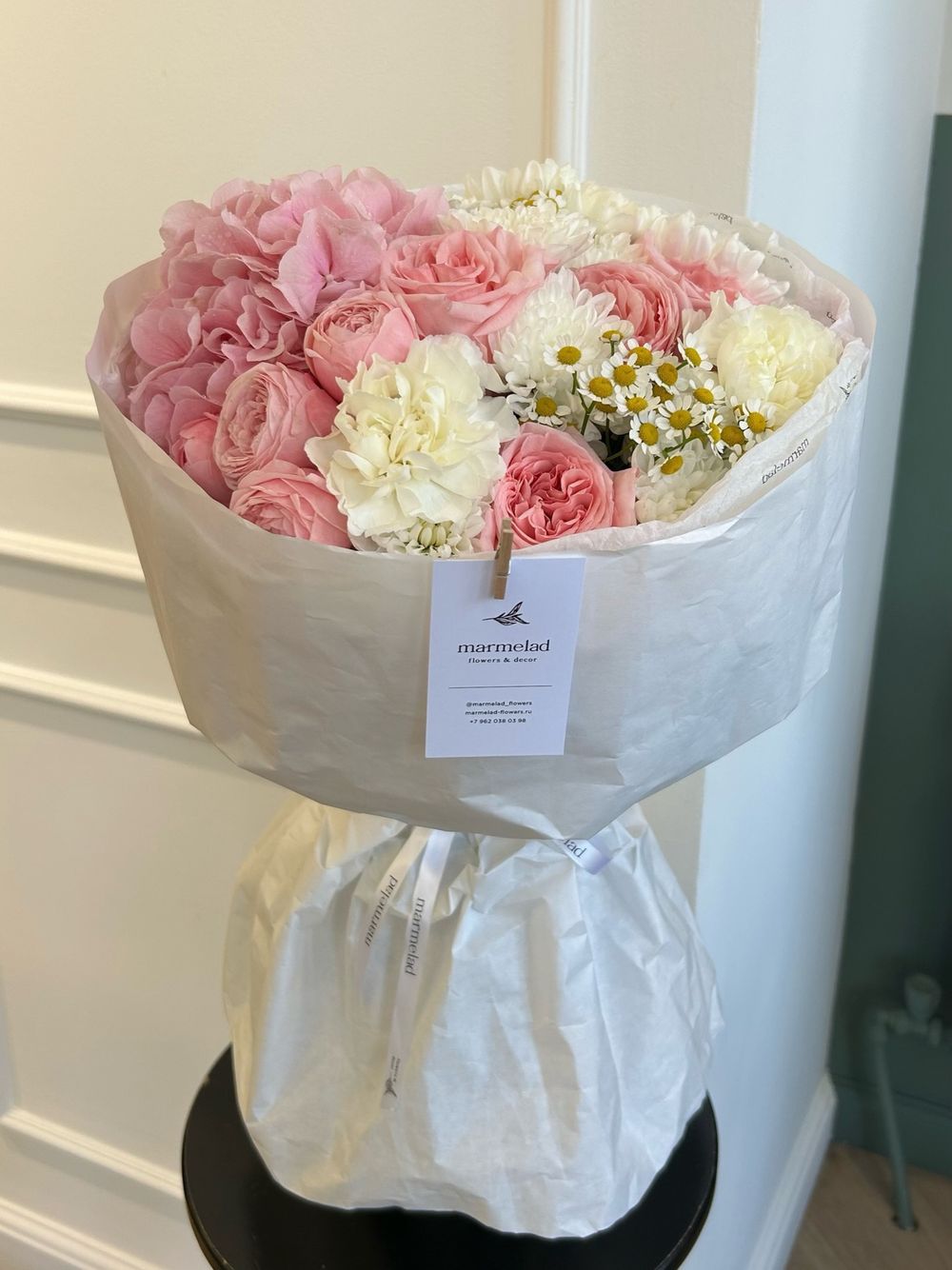 Букет из гортензии, хризантемы, ромашки и диантусов