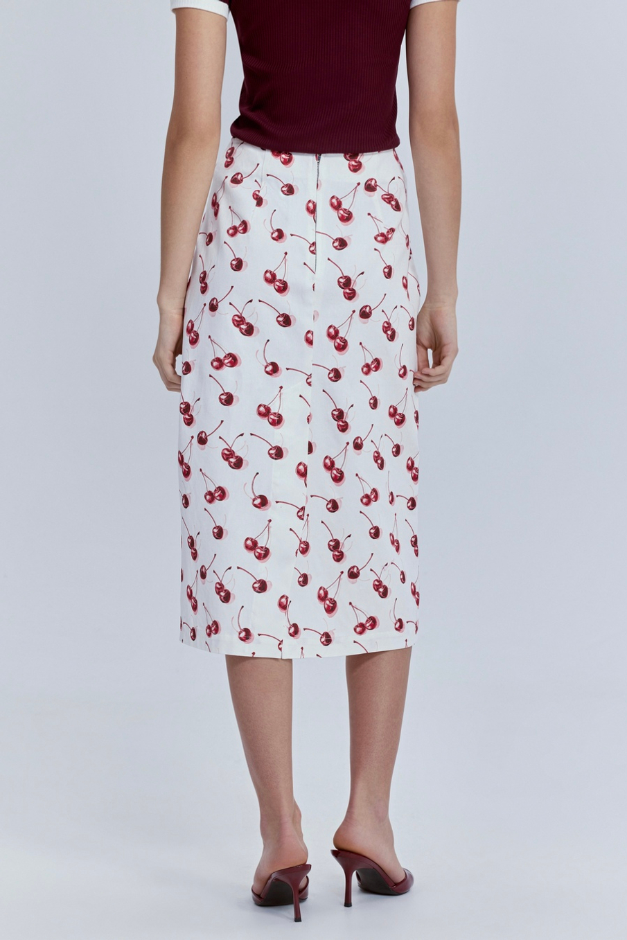 Юбка прямая из лёгкого денима с принтом Вишни