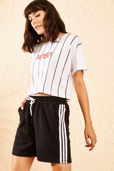 Qadın üçün kənarı xətli, qara qısa şort 10081059