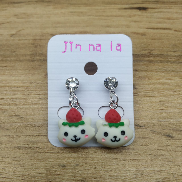 Клипсы Animals Мордашка кошечки с клубничкой на голове кристалл металл серебристый