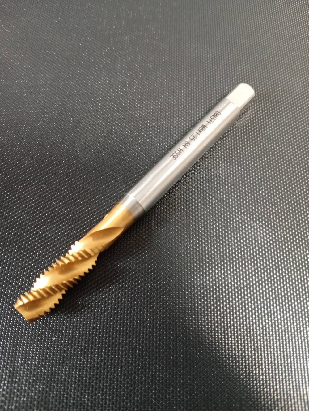 Метчик машинно-ручной М8х1.25 DIN 371 HSSE для глухих отверстий с винтовой канавкой с покрытием TiN