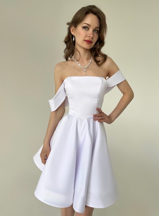 Нарядное платье со спущенными плечами и пышной юбкой (белый)