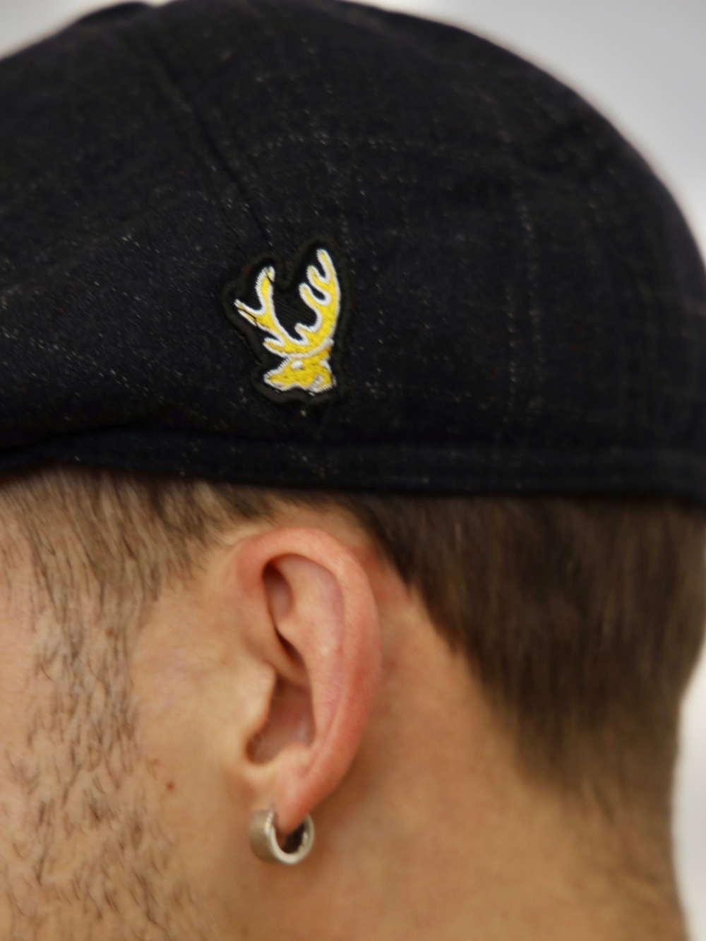 Кепка клетка черная Город Горький олень желтый