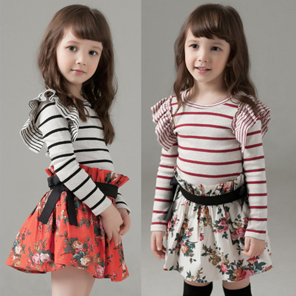 Платье с полосатым и цветочным принтом с воланами на плечах