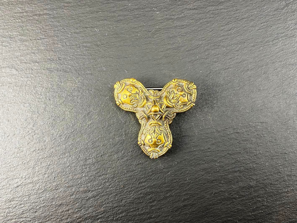 Фибула. Скандинавия 9-10 в. (трилистник)