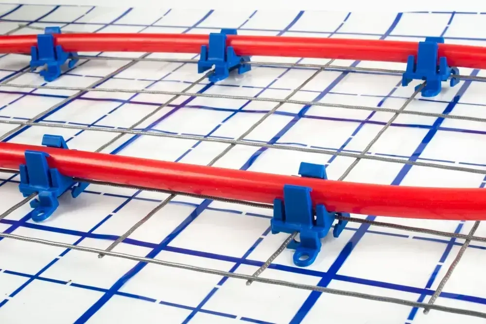 Клипса для теплого пола (50шт) поворотная для трубы D14/16/17/20мм на арматурной сетке, синяя, полипропилен