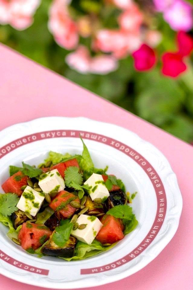 ТЁПЛЫЙ САЛАТ С БАКЛАЖАНАМИ, АРБУЗОМ И ФЕТА СЫРОМ И ЧИМИЧУРРИ