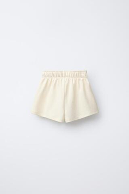 ZARA КОМПЛЕКТ ИЗ ФУТБОЛКИ И ШОРТОВ-БЕРМУДОВ ИНТЕРЛОК С НАДПИСЬЮ, ЭКРЮ