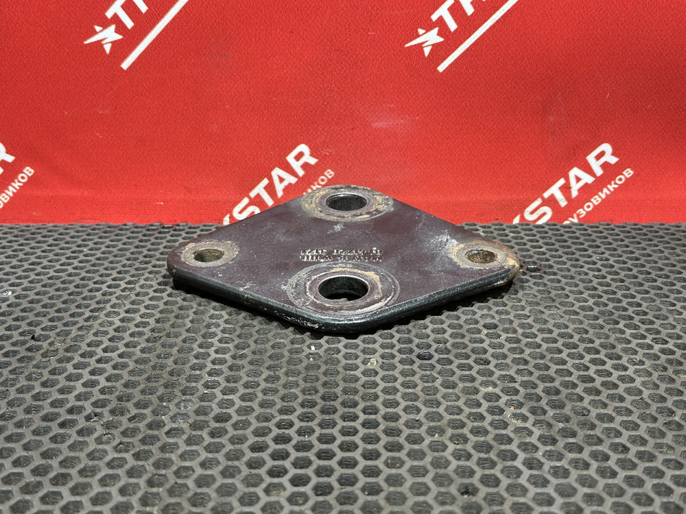 Кронштейн тяги реактивной передней 2017г