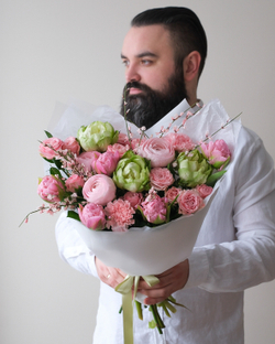 Весенний букет с кустовыми розами, ранункулюсами и тюльпанами Строуберри Крим