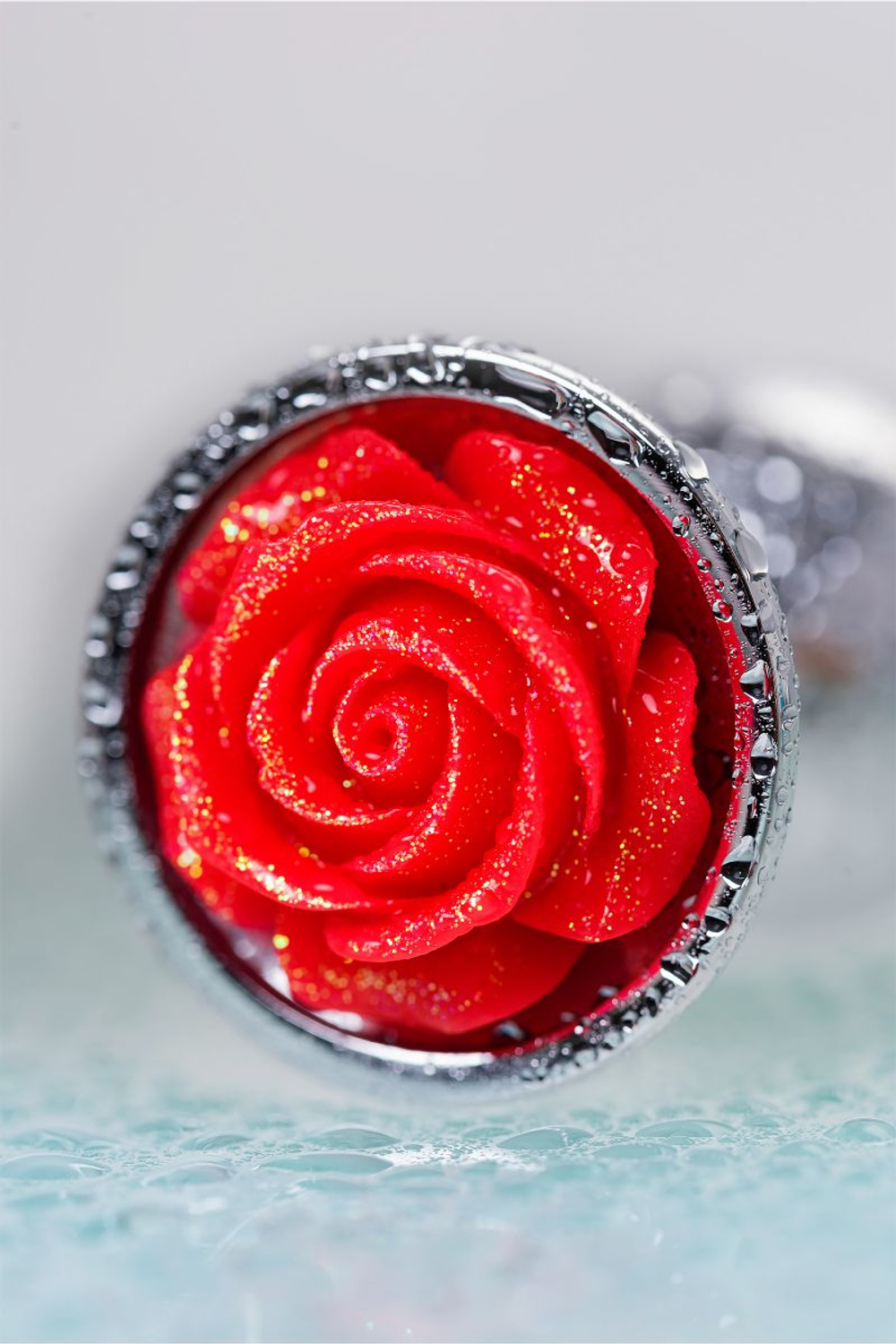 Серебристая анальная втулка с красной розочкой - 8 см.