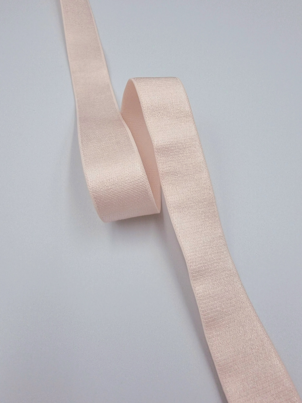 Бретель серебристый пион 20 мм (Pantone 12-1206 TPX)