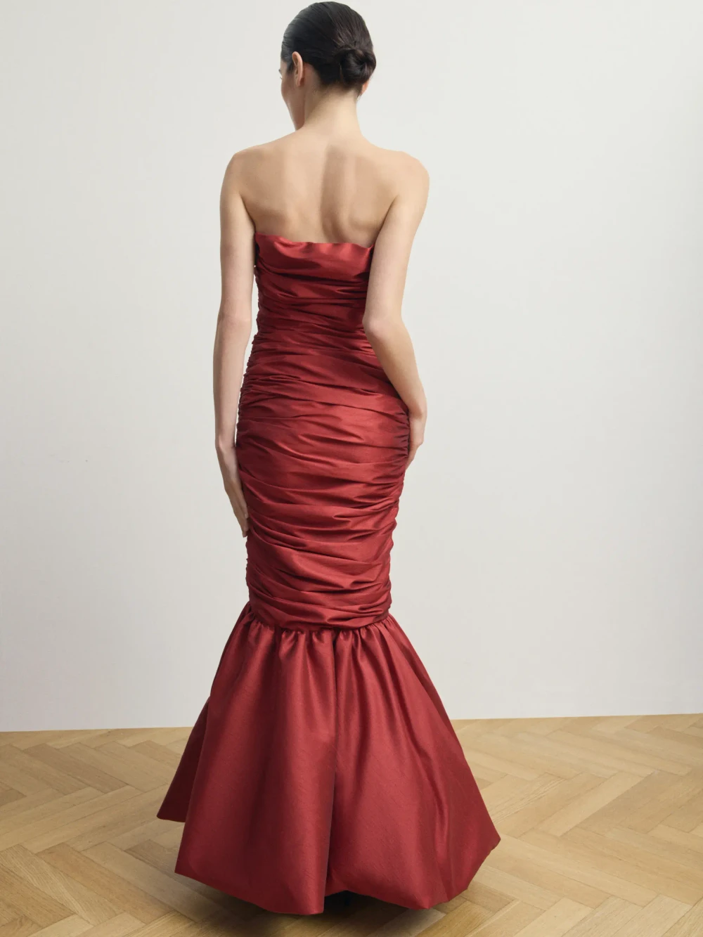 Красное платье-макси из тафты с драпировкой 