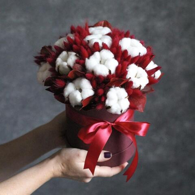 Букет сухоцветов Хлопок и Лагурус красный в коробке