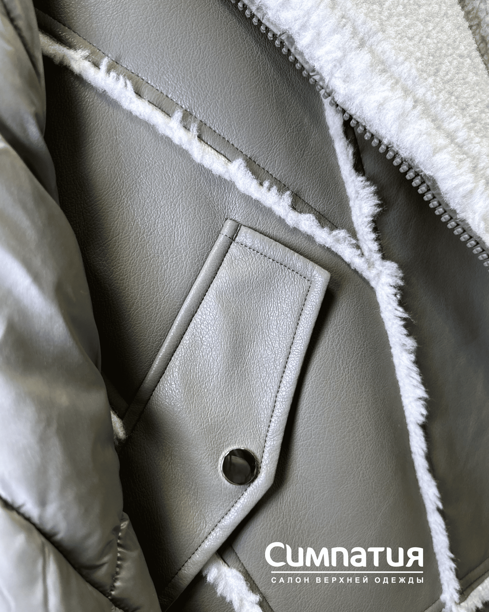 Куртка-кожанка до -20 в оливковом цвете с декоративным воротником и деталями