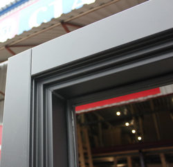 Входная металлическая дверь с зеркалом  "Вельвет" дуб кантри темный, черное патирование по фрезеровки  / Большое зеркало капучино ZB 853-2 (темно-белый)