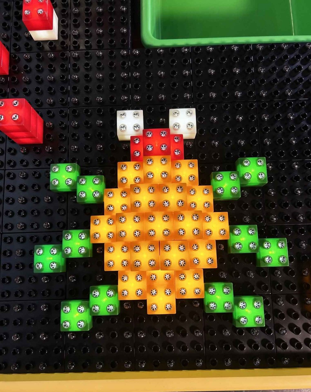 Интерактивный стол со светящимся конструктором