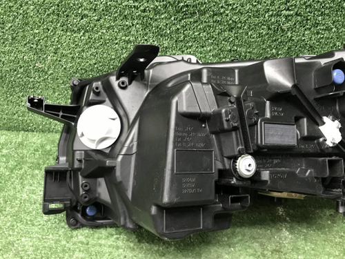 Фара правая Toyota Land Cruiser 300 (2021-н.в.) LED