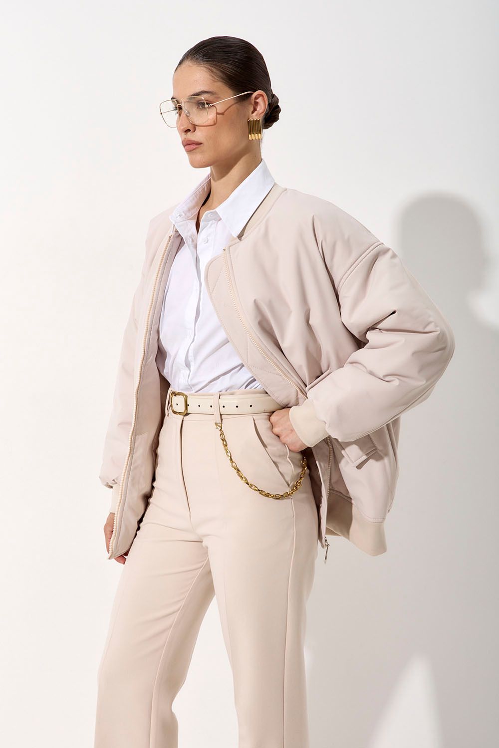 Куртка бомбер пудрово-бежевого цвета